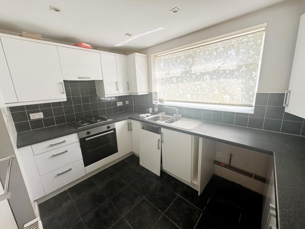 Lot: 52 - VACANT HOUSE FOR IMPROVEMENT - Kitchen